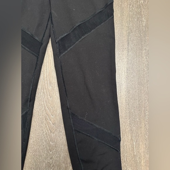 WORN ONCE OLD NAVY BLACK MESH DESIGN LEGGINGS - Size Medium SKU:344 - Picture 4 of 7